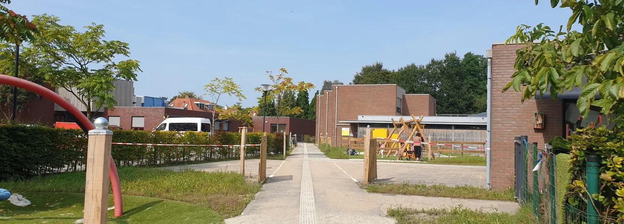 Toegankelijk pad met geleidestrip naar de speeltuin bij De Heukelom, Koninklijke Visio