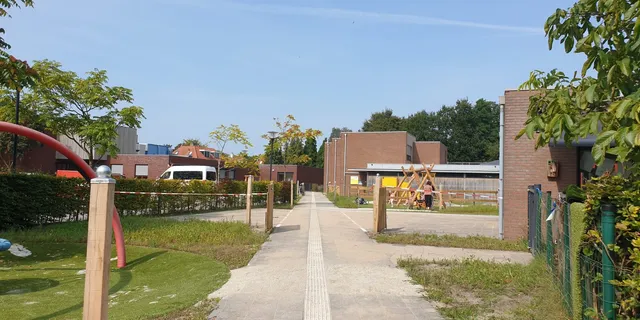 Toegankelijk pad met geleidestrip naar de speeltuin bij De Heukelom, Koninklijke Visio