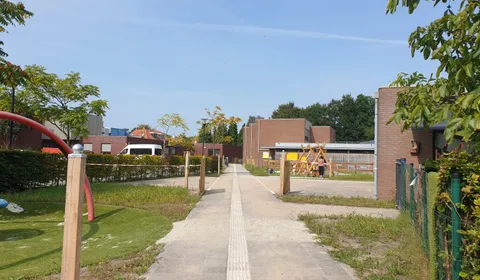 Toegankelijk pad met geleidestrip naar de speeltuin bij De Heukelom, Koninklijke Visio