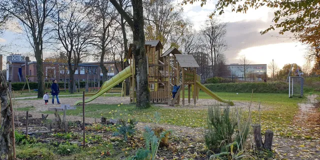 Kinderen spelen bij het klimtoestel met glijbanen in speeltuin Noordse Park