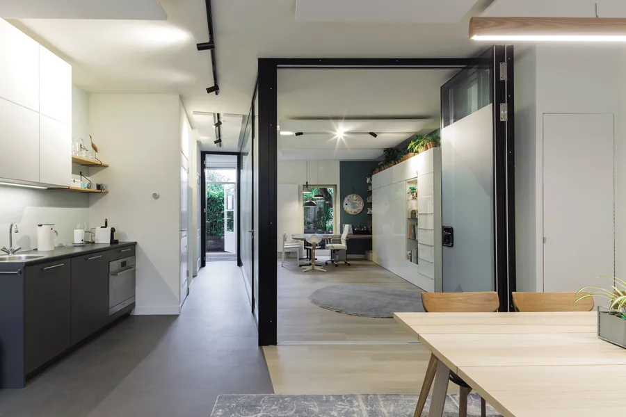 Open keuken en werkruimte in een gerenoveerde jaren '20 woning door DesignMinds