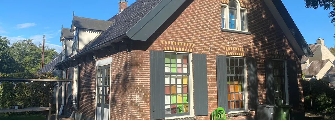 Buitenaanzicht van de karakteristieke oude boerderij in Nieuwegein, voor renovatie