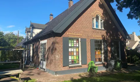 Buitenaanzicht van de karakteristieke oude boerderij in Nieuwegein, voor renovatie