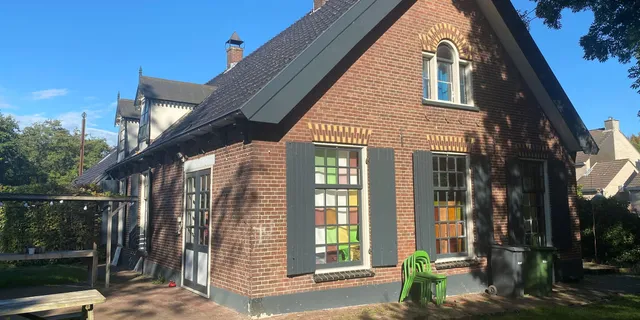 Buitenaanzicht van de karakteristieke oude boerderij in Nieuwegein, voor renovatie